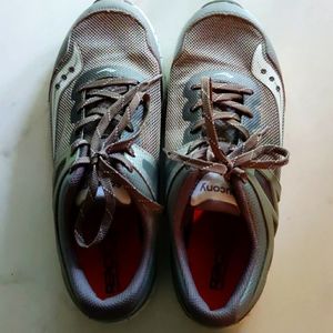 Boys Saucony Size 5.5 Wide